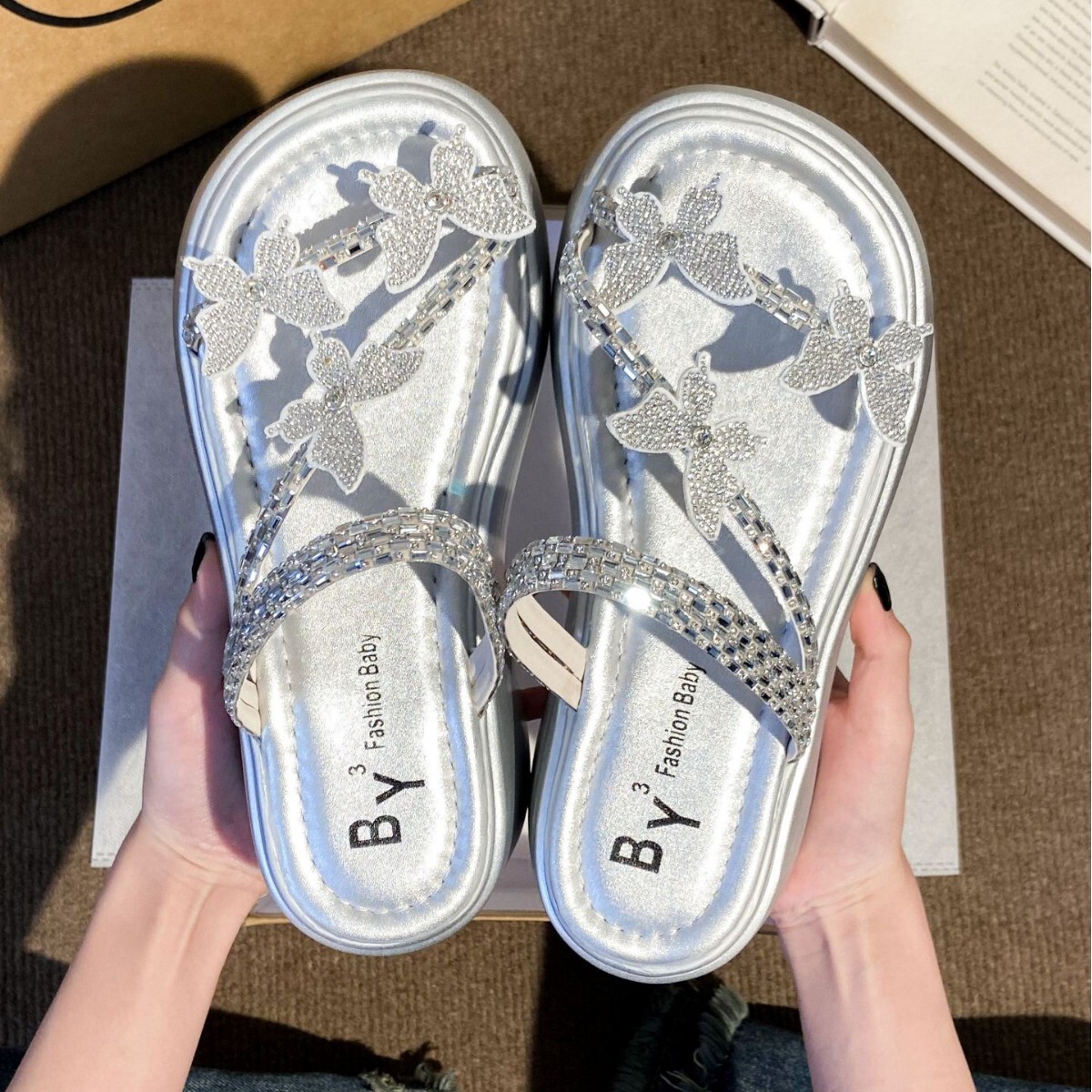 2025 Celebrity Stunning Fairy Style Sandals for Summer Wearing Beach Butterfly Rhinestone New Slippers Straight Dragging Designer Trendy Casual Sandal