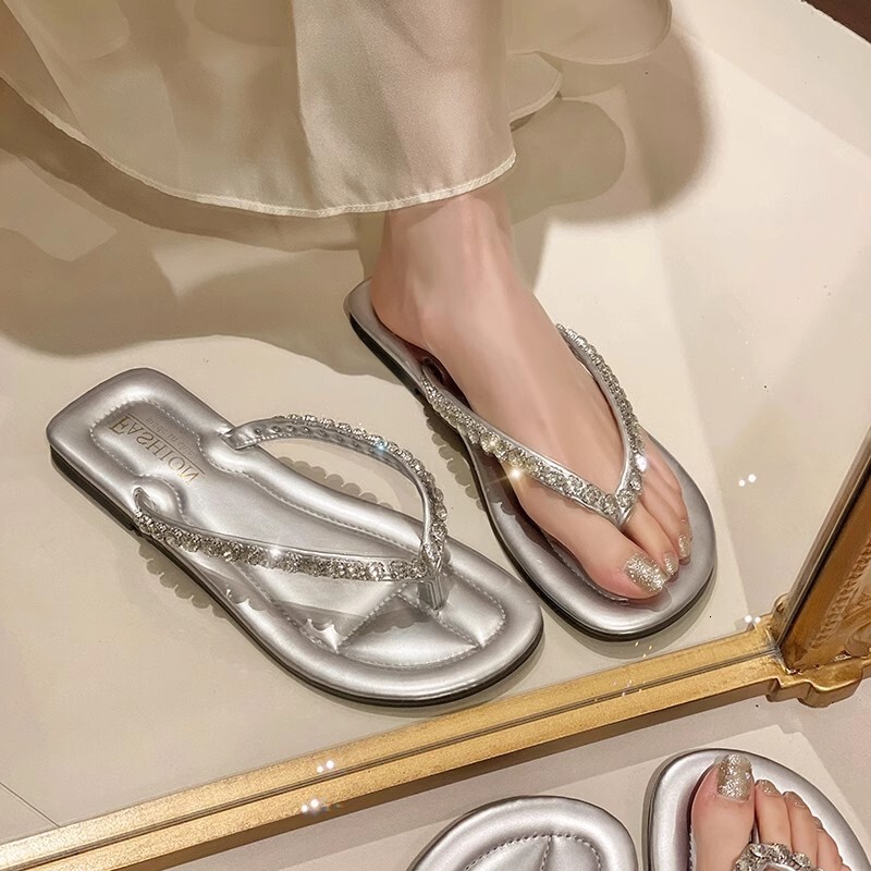 The new beach flip flops for summer 2025 are suitable for women to wear outdoors, with a luxurious flat bottom anti slip vacation designer women'