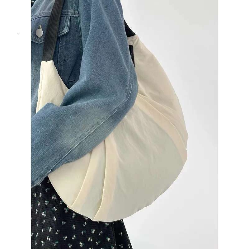 2025 New Net Red Niche Croissant Waterproof Nylon Underarm Lightweight Large Capacity Dumpg Bag High Quality