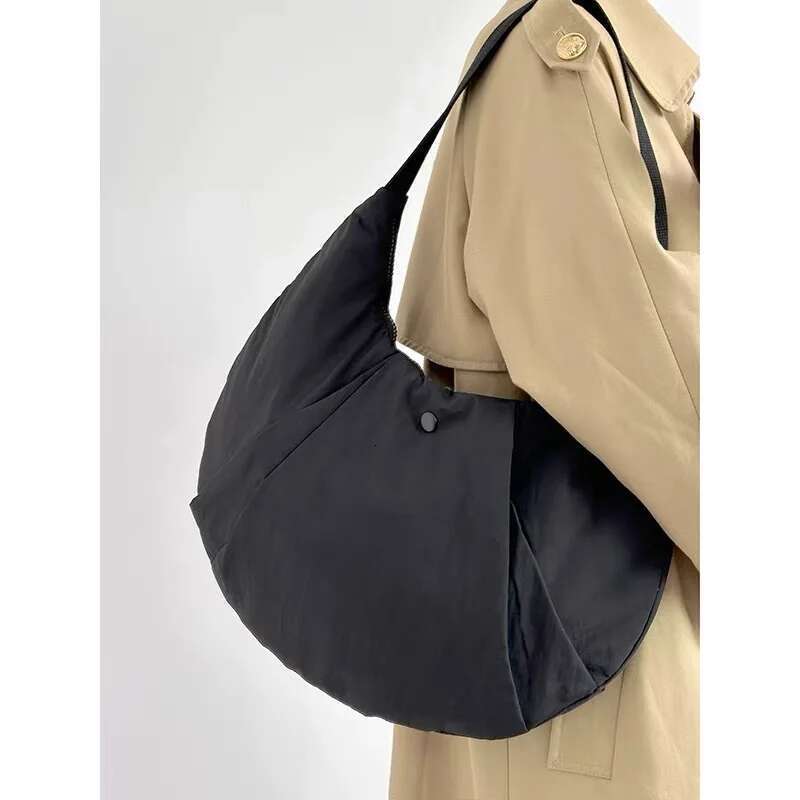 2025 New Net Red Niche Croissant Waterproof Nylon Underarm Lightweight Large Capacity Dumpg Bag High Quality