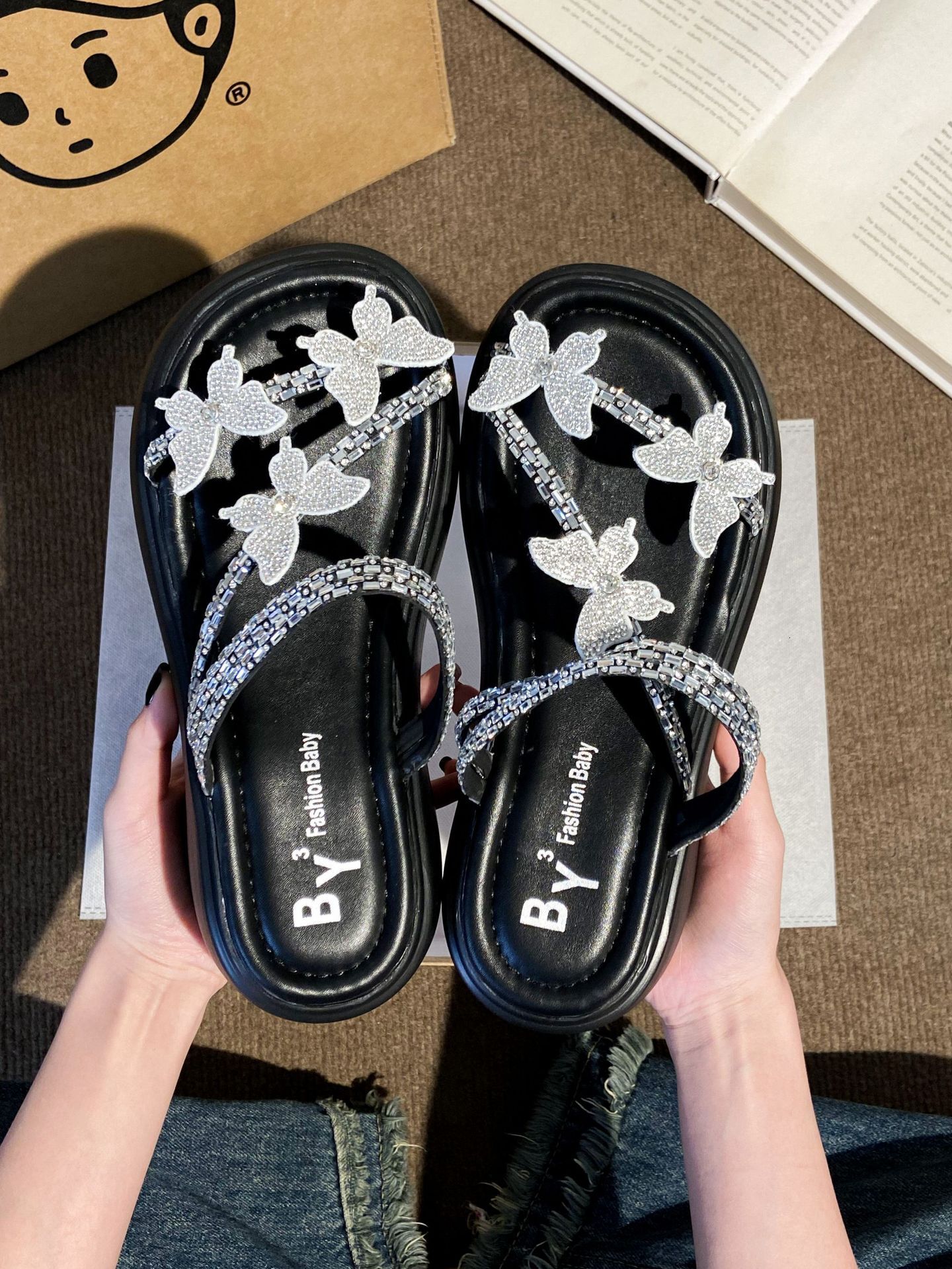 2025 Celebrity Stunning Fairy Style Sandals for Summer Wearing Beach Butterfly Rhinestone New Slippers Straight Dragging Designer Trendy Casual Sandal