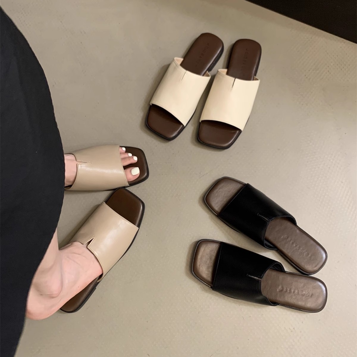2025 new flat bottomed designer women's outdoor wear summer slippers with high-end texture, French seaside beach straight cooling trend casual sa