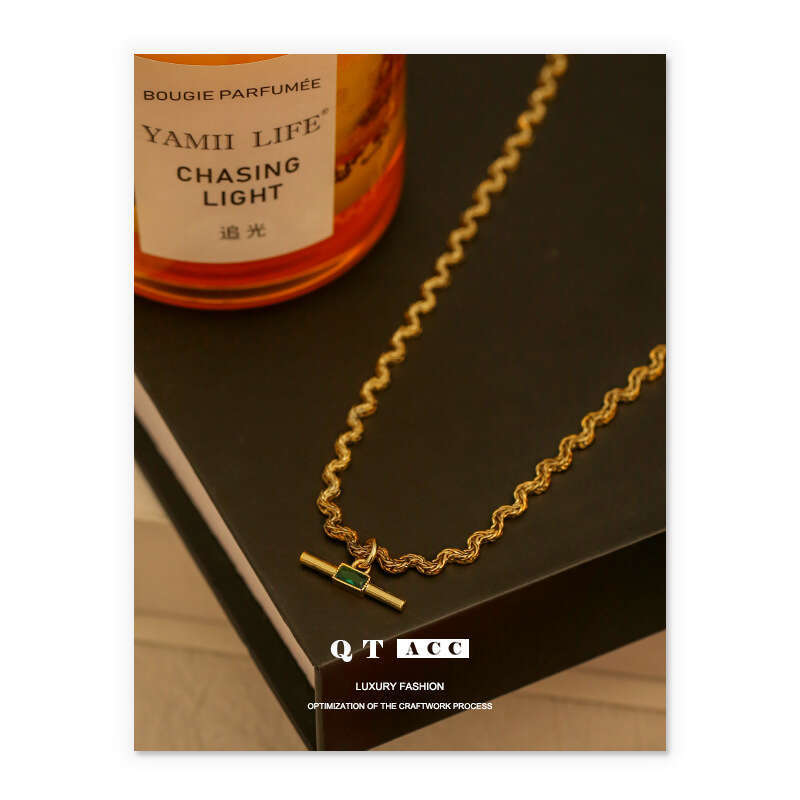 Brass plated with genuine gold, Korean niche style curved chain design, emerald zircon necklace for women in autumn and winter