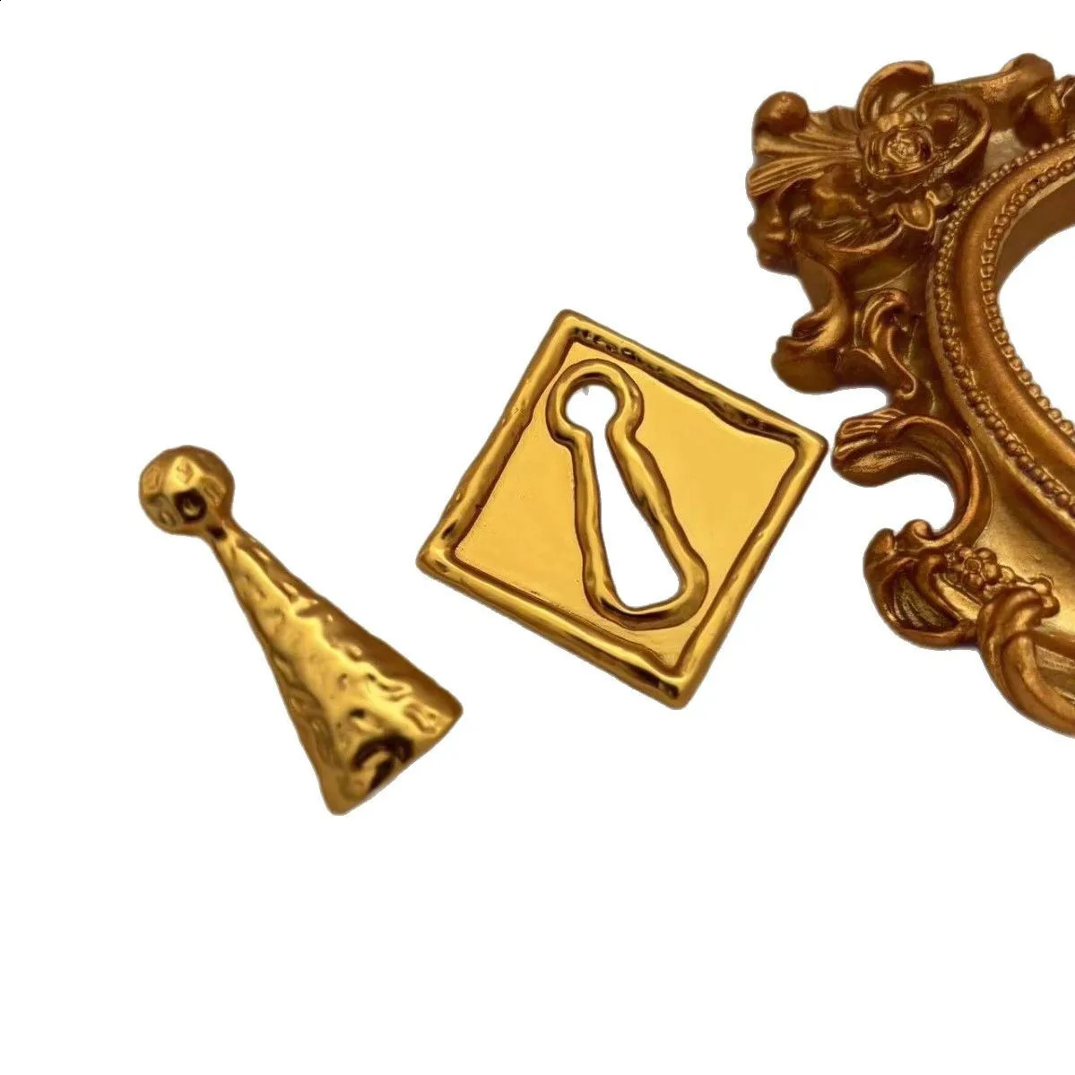 European and American Fashion Trends Retro Surrealism Series Asymmetrical Texture Key Ear Needles 250305