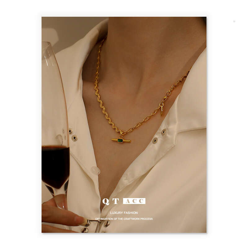 Brass plated with genuine gold, Korean niche style curved chain design, emerald zircon necklace for women in autumn and winter