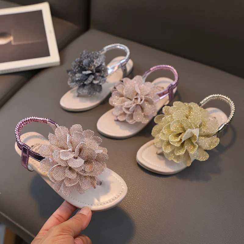 Girls Sandals 2023 Summer New Bling Flowers Baby Children Fashion Soft Bottom Student Shoes Kids Slippers Pink Flats Flip Flops X250305