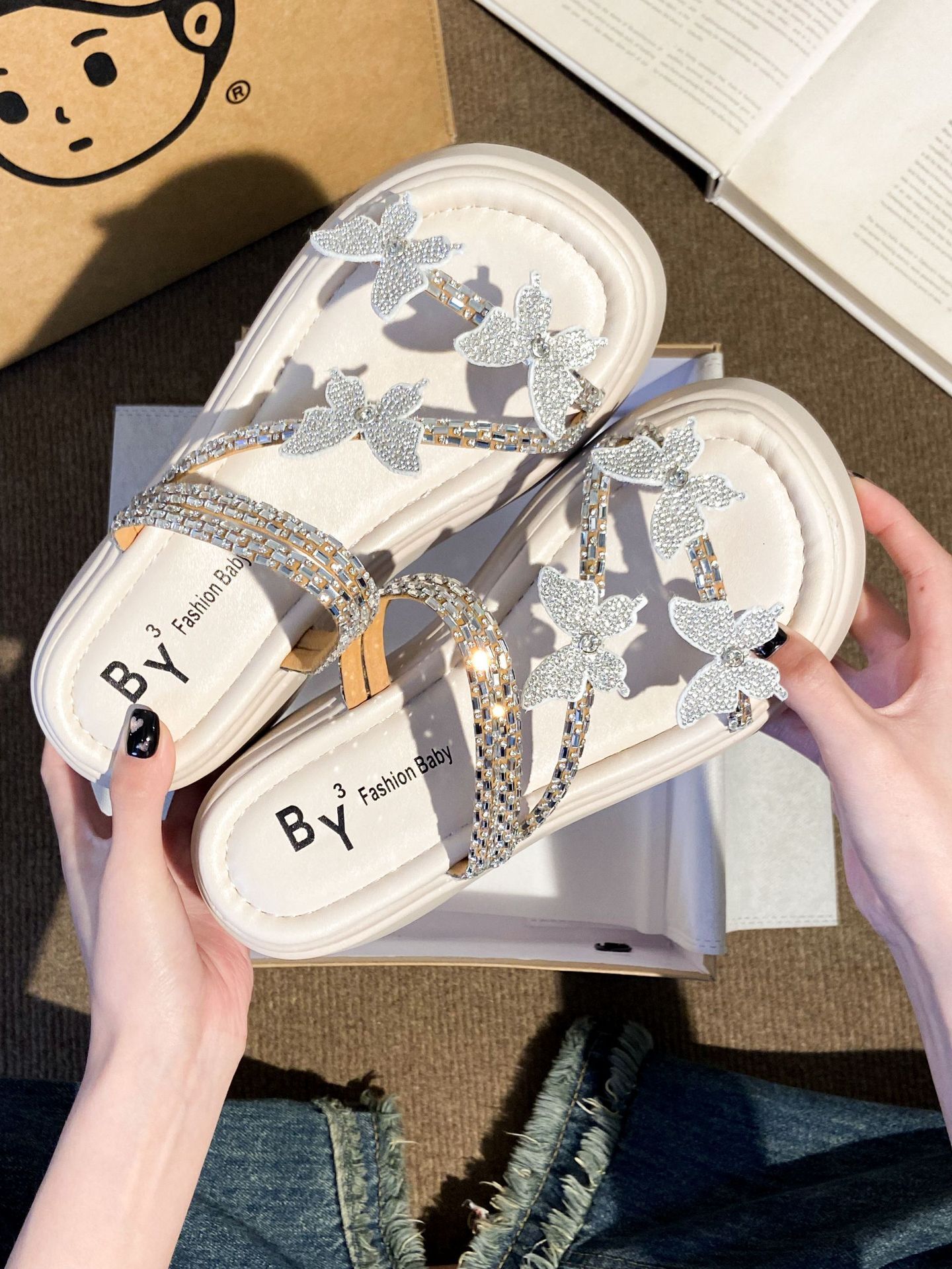 2025 Celebrity Stunning Fairy Style Sandals for Summer Wearing Beach Butterfly Rhinestone New Slippers Straight Dragging Designer Trendy Casual Sandal