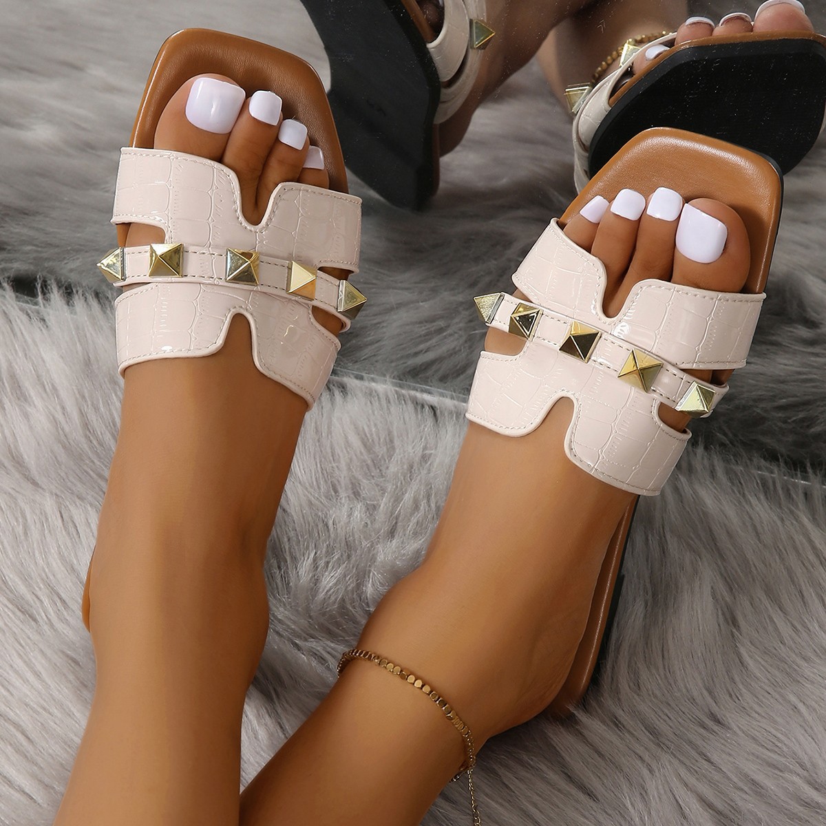 Free Shipping slides designer Slippers for womans flat sandals fashion summer casual rivet slipper outdoor Indoor shoes women