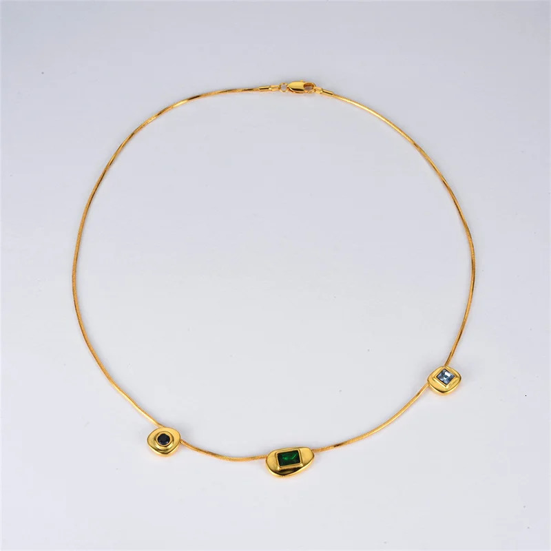 French retro three zircon pendant necklace high-end personalized fashion simple and exquisite necklace jewelry 250228