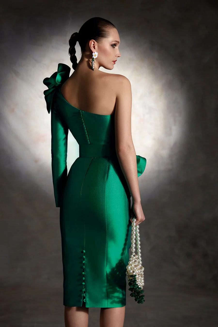 2025 One Shoulder Mother Of The Bride Dresses Sheath Knee Length Emerald Green Satin Wedding Guest Dress With Buttons Design Pleats Ruched Simple Form