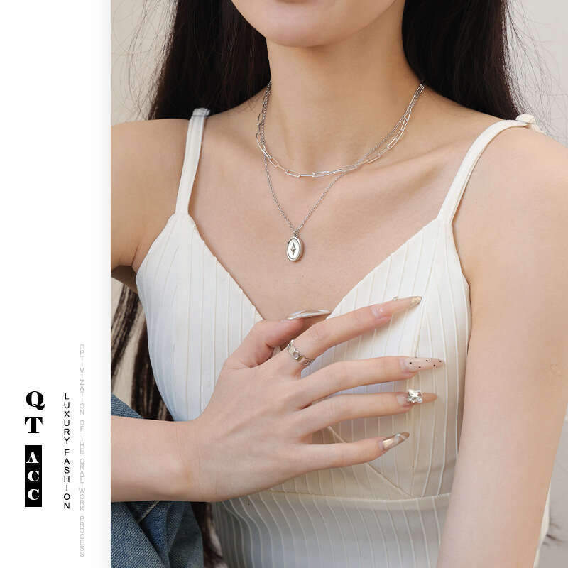 Minimalist design, exquisite fashion, high-end accessories, ins style, white shell, pea stone, four pointed star necklace for women