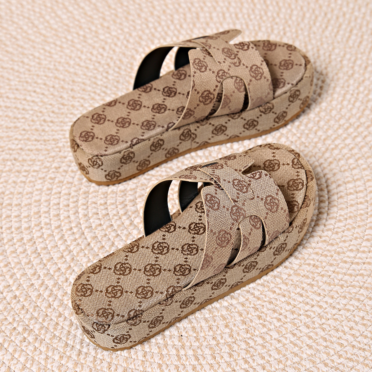 Free delivery slippers Fashionable daily commuting wearing one line of sponge cake slippers outside