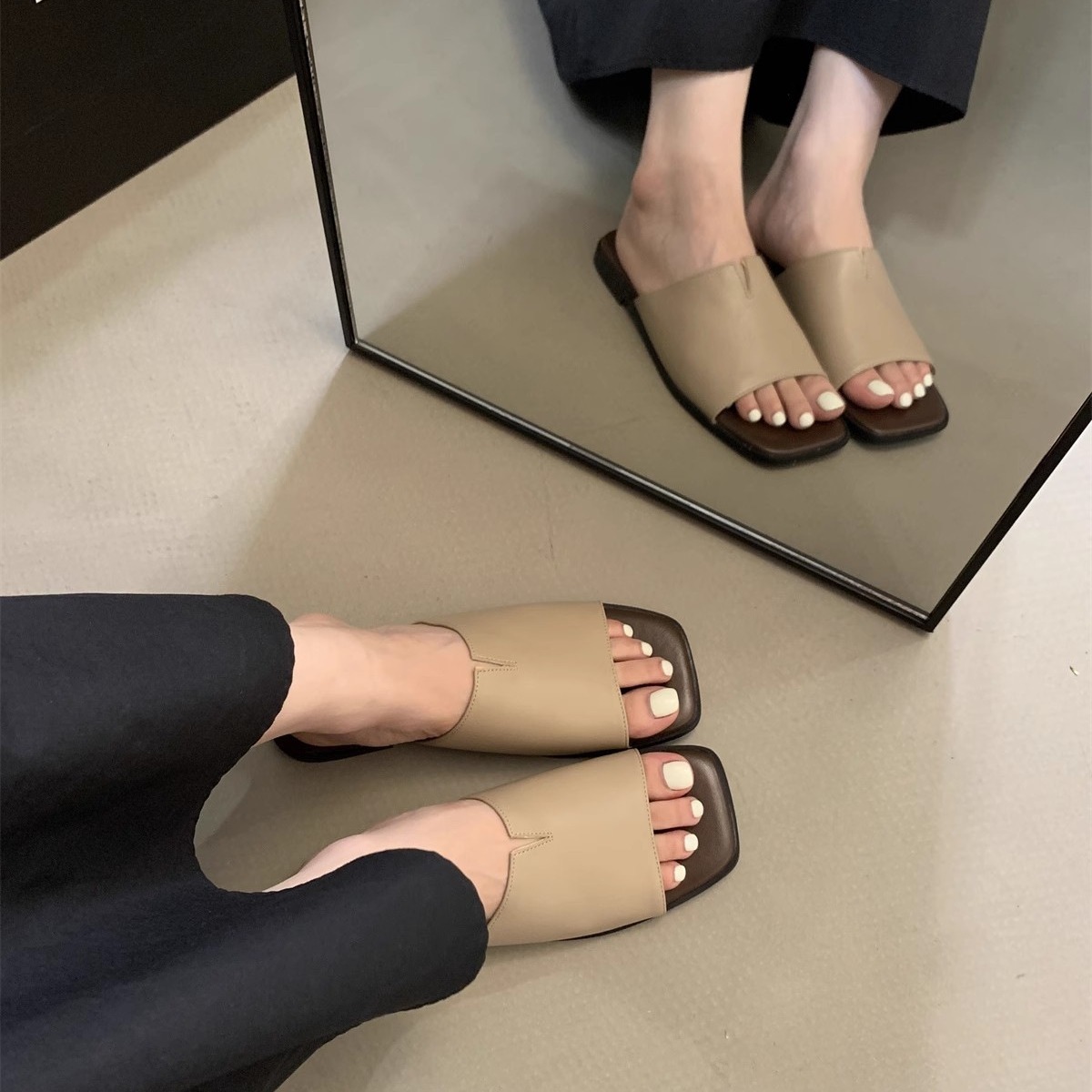 2025 new flat bottomed designer women's outdoor wear summer slippers with high-end texture, French seaside beach straight cooling trend casual sa