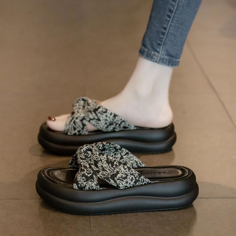 2025 New Women's Summer Outdoor Wearing Chinese style Slippers Thick Bottom Casual Beach Sandals Designer Fashionable and Versatile Integrated Co