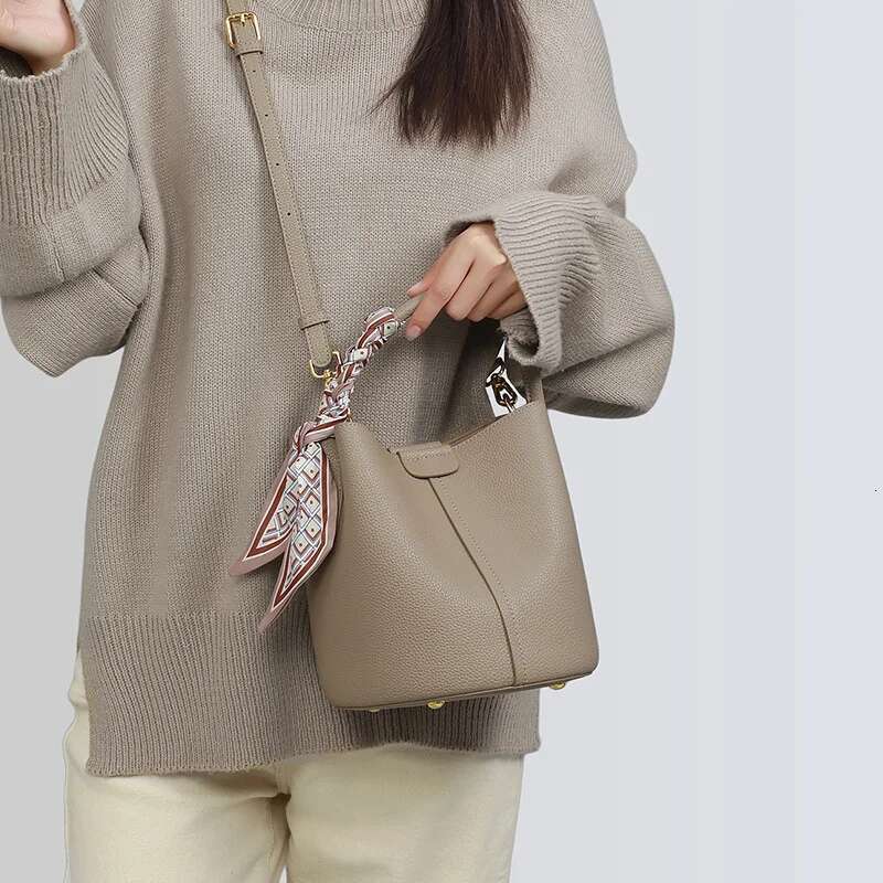 2025 All New Women's Crossbody 2024 Light High-Grade Leather Hand Bucket Bag