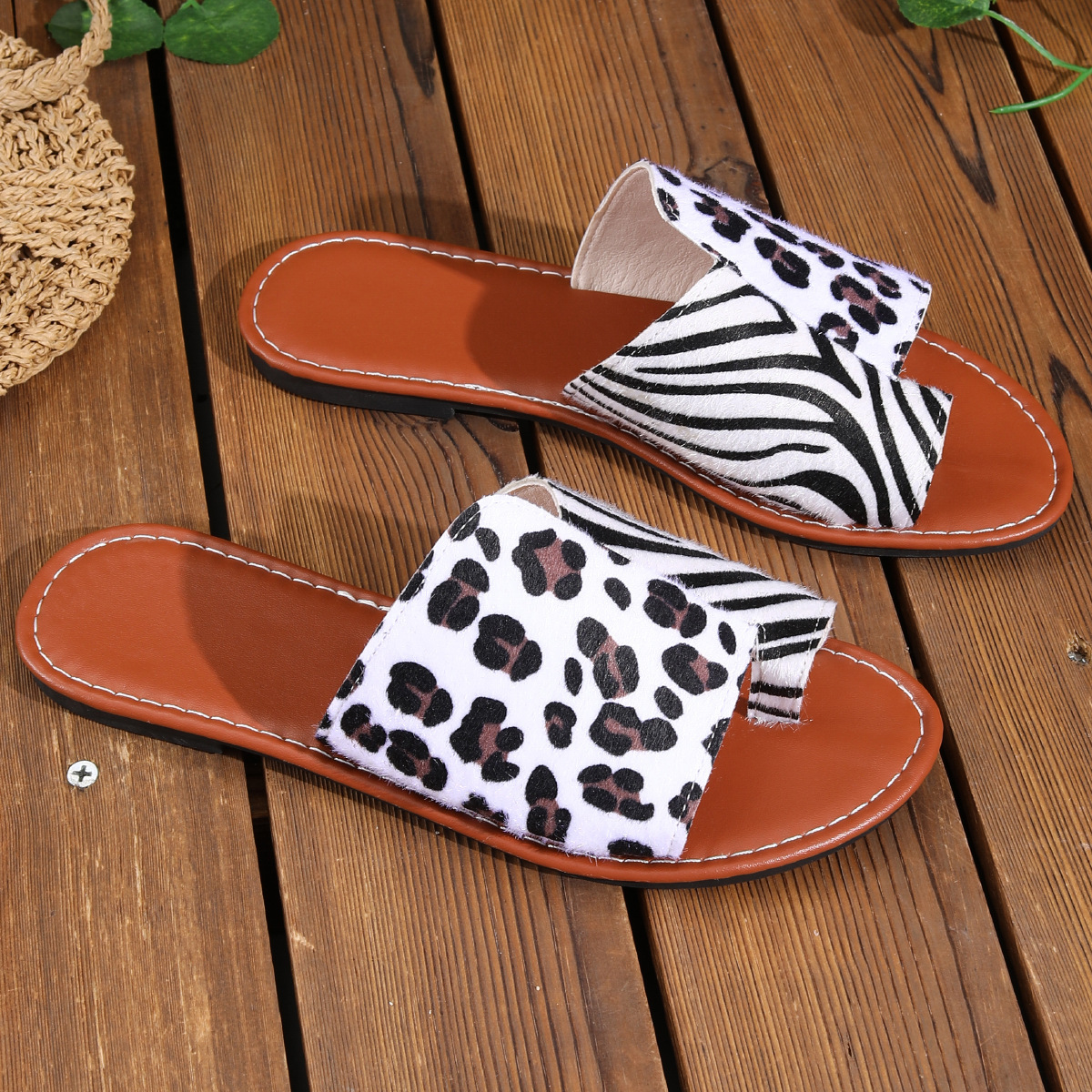 2025 new designer women's plus size cool summer new leopard print set flat shoes straight dragging round head slippers