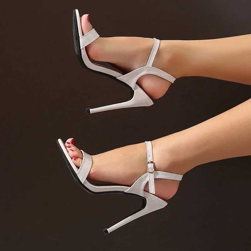 Summer New Large Size Sandals Comfortable Fiable e Word Buckle Open Toe High Heel Stiletto Shoes Outdoor Sexy Womens ShoesXJ2500305