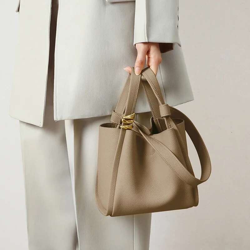 Bag 2025 New Women's Bucket Bag Autumn/Winter Single Shoulder Large Capacity Leather Carrying Basket