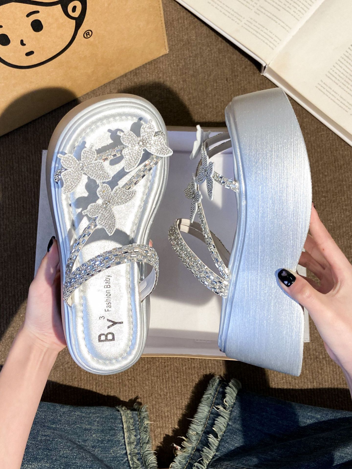 2025 Celebrity Stunning Fairy Style Sandals for Summer Wearing Beach Butterfly Rhinestone New Slippers Straight Dragging Designer Trendy Casual Sandal