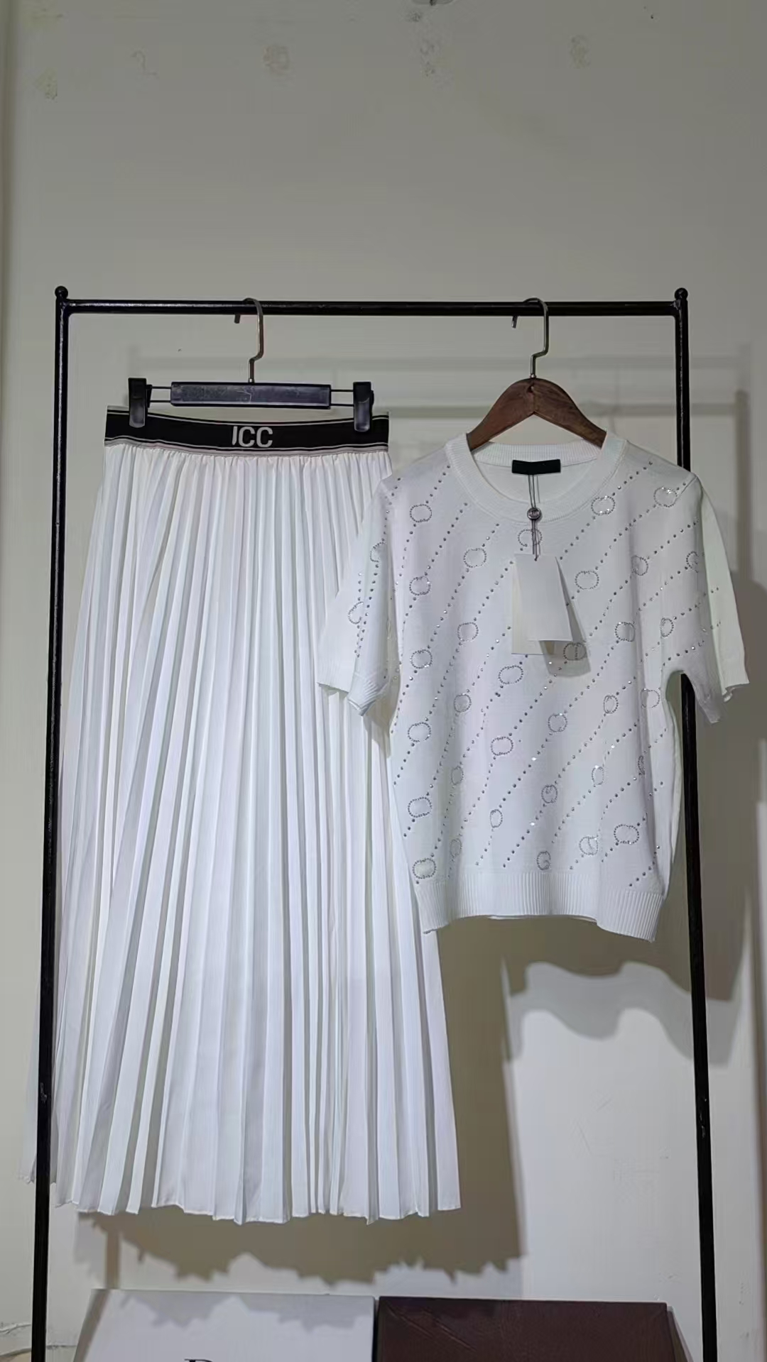 Womens Two Piece Dress Full Letters Relief Knitted Vest Dresses Sets for Women Designer Short Skirts Charm Ladies Slim Sexy Dress short sleeves Pleated skirt Tshirt