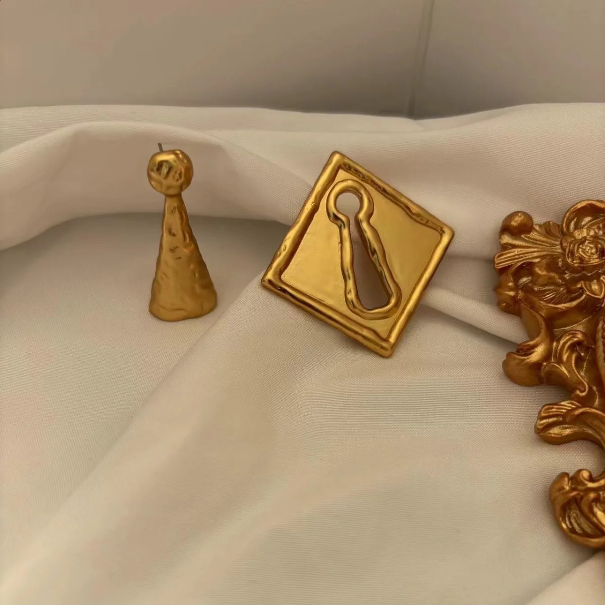 European and American Fashion Trends Retro Surrealism Series Asymmetrical Texture Key Ear Needles 250305