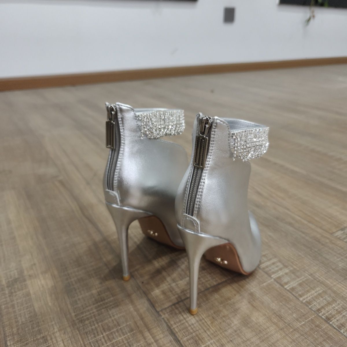 Shuidian New 2025 French Zipper Sexy Temperament Short Boots Pointed Fashion Valentine's Day