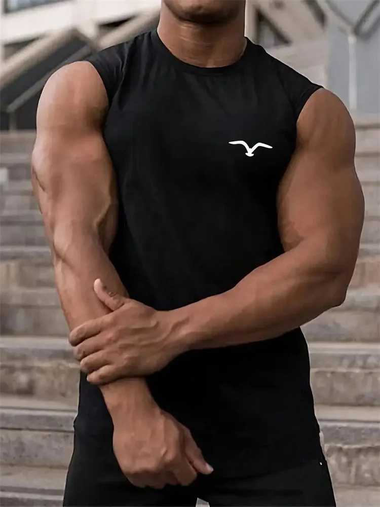 New Mens Outdoor Casual T-Shirt Gym Exercise Sleeveless Shirt Mens Summer Loose Undershirt Running Vest Fashion Casual ClothingT250318