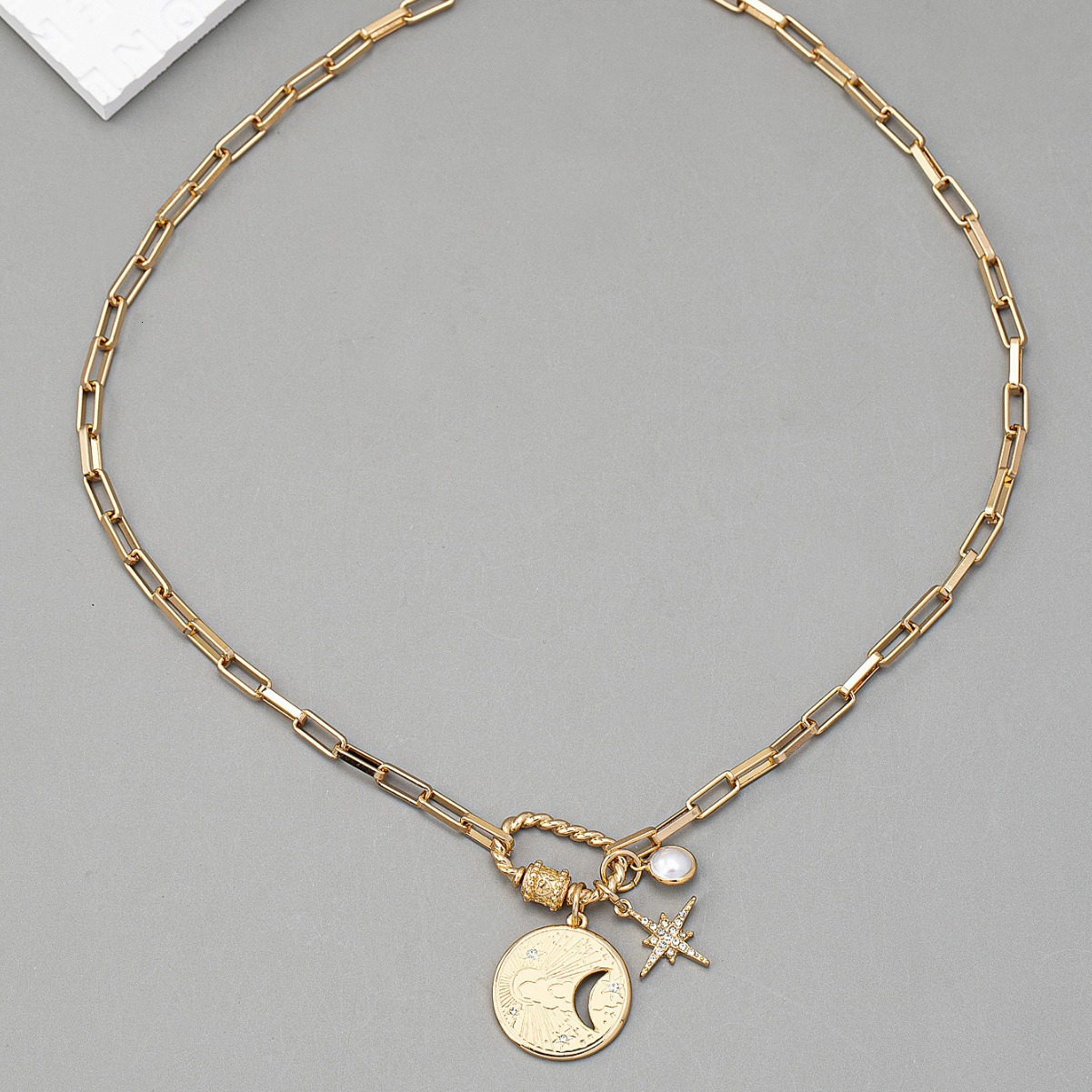 2025 New Fashion Retro Personality Moon Pendant Necklace Female Designer Jewelry