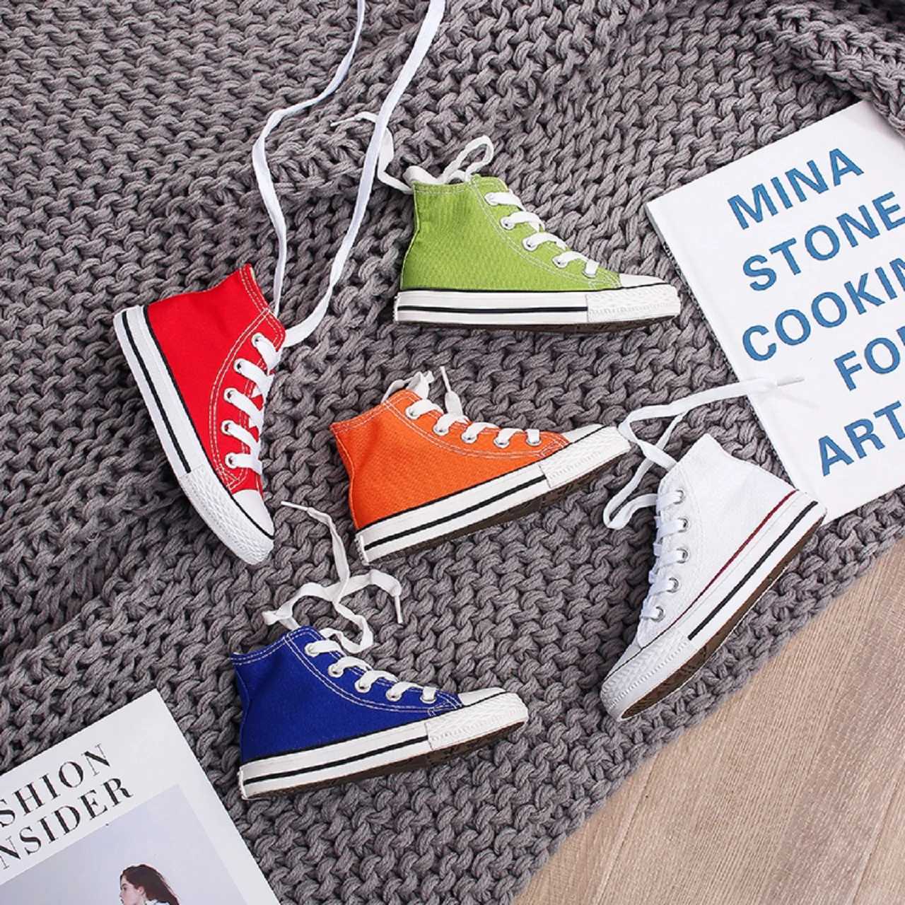 Solid color trendy childrens canvas shoes boys and girls board shoes fashionable and breathable childrens shoes softT250306
