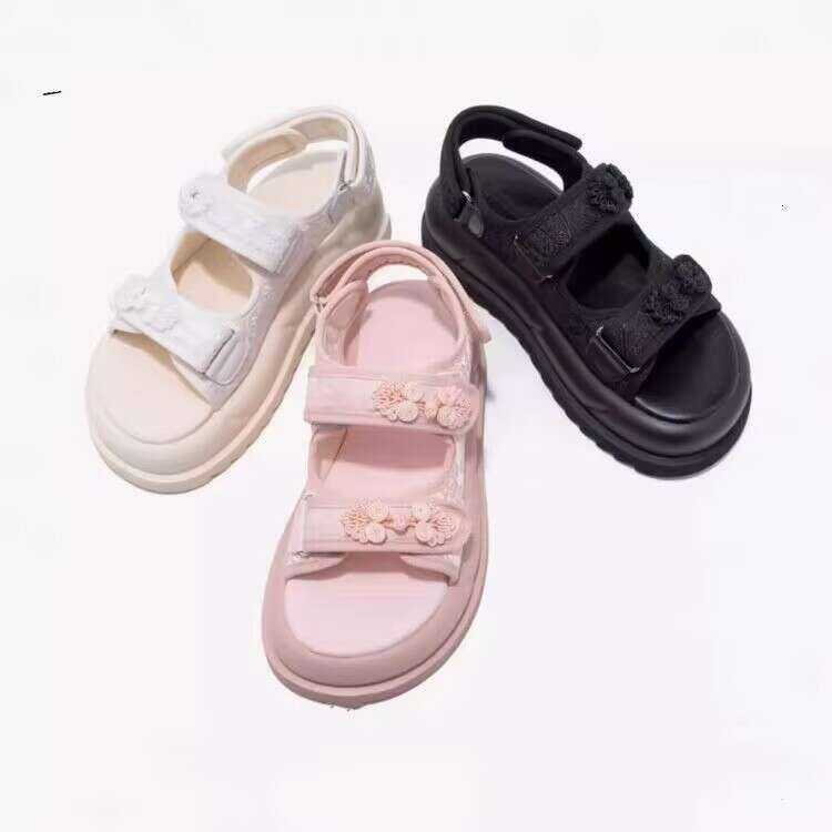 Yunfu Beach Women's 2024 Summer New Flat Bottom Chinese Embroidered Velcro Fashion Versatile Sports Sandals
