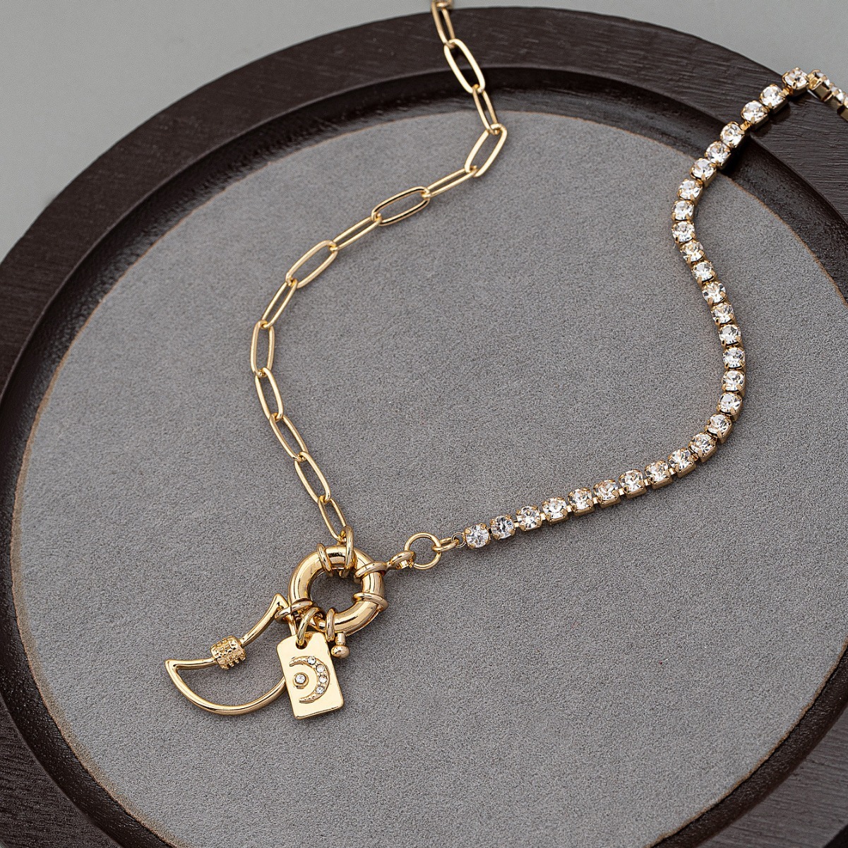 New Crystal Zircon Splicing Hollow Moon Pendant Necklace With All The High-grade Necklaces