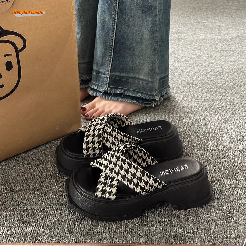Thick soled sandals for women's summer outdoor wear, 2025 new European style with sponge cake sole and half drag design providing a poop like bea