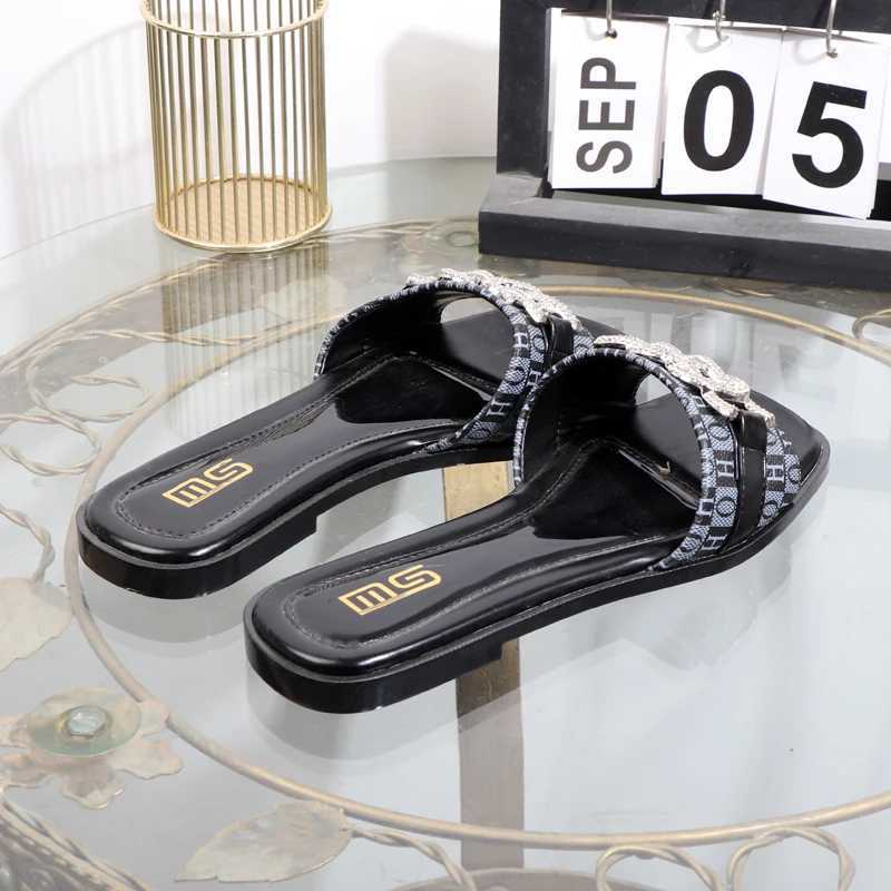 Slippers 2025 new anti-slip rhine flat bott fi word drag wens shoes wear sandals open toe luxurious lady slippers Y250306