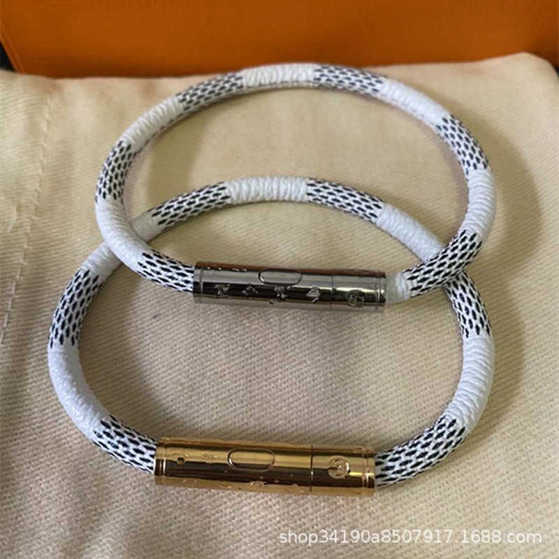 Bangle New Classic Vintage Flower Buckle Titanium Steel Gold Silver Button for Both Men and Women High-end Leather Bracelet Couples H250306