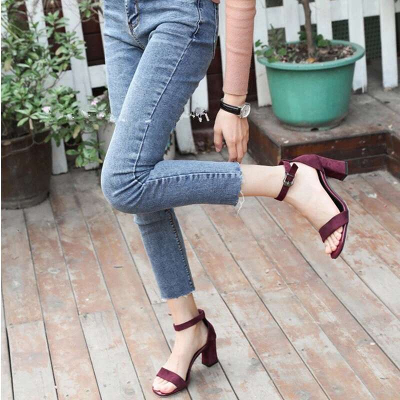 2025 Summer Medium High Block Heel Outdoor Fashion Sandals Women Heels Black Red Sandalias