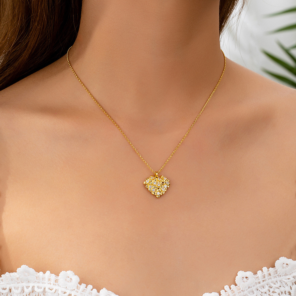 New Full Turn Love Pendant Clavicle Chain Niche Design High-grade Temperament Necklace for Women