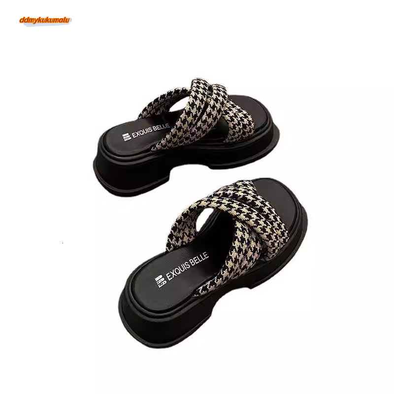 Thick soled sandals for women's summer outdoor wear, 2025 new European style with sponge cake sole and half drag design providing a poop like bea