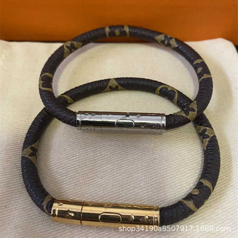 Bangle New Classic Vintage Flower Buckle Titanium Steel Gold Silver Button for Both Men and Women High-end Leather Bracelet Couples H250306