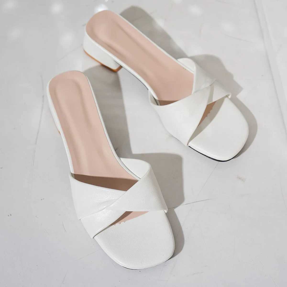 Summer 2025 new Fi open sole solid color leather surface Versatile candy color large slider square sole temperature Y250306