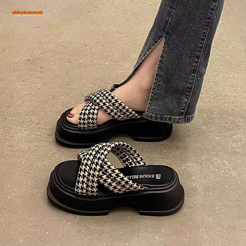 Thick soled sandals for women's summer outdoor wear, 2025 new European style with sponge cake sole and half drag design providing a poop like bea