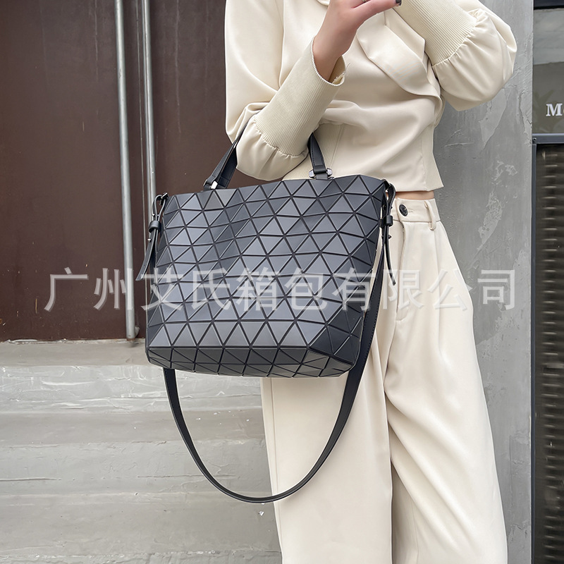 Lifetime Original Factory 2024 New Geometric Diamond Grid Capacity Single Shoulder Portable Water Bucket Large Crystal Bag