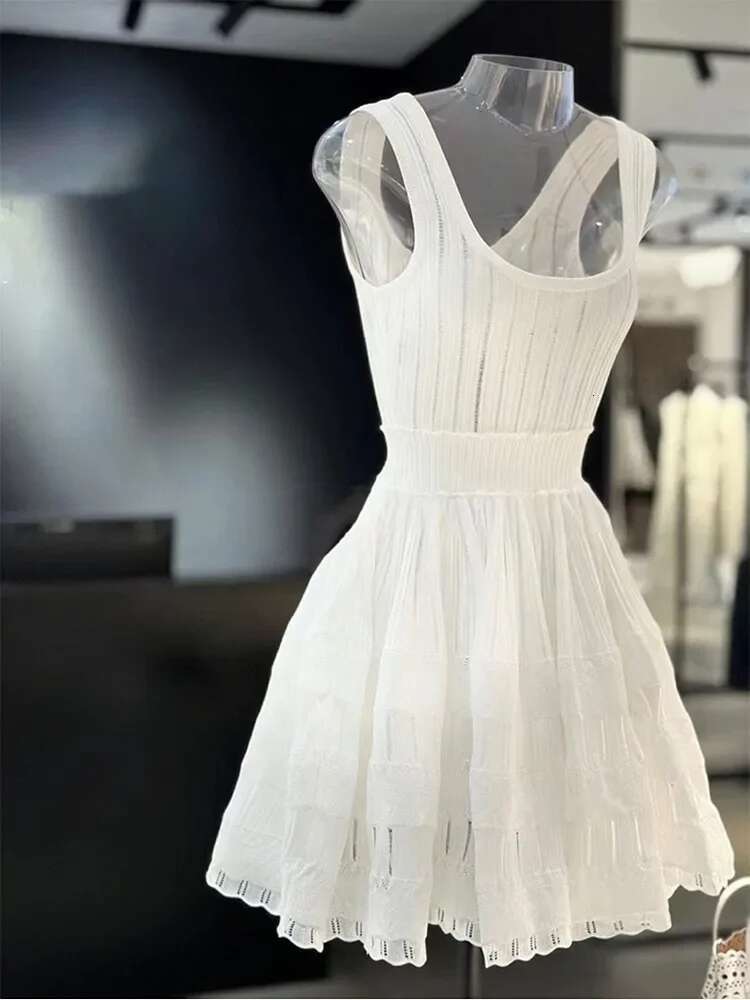 High-End New Short Women's Summer French Style Exquisite Design Sense Niche Sleeveless Vest Ing Dress 2024