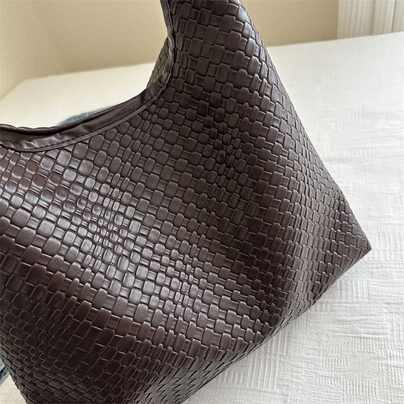 Leisure large capacity bag for women 2024 new trendy and versatile Western style shoulder bag super hot water bucket bag Y250306