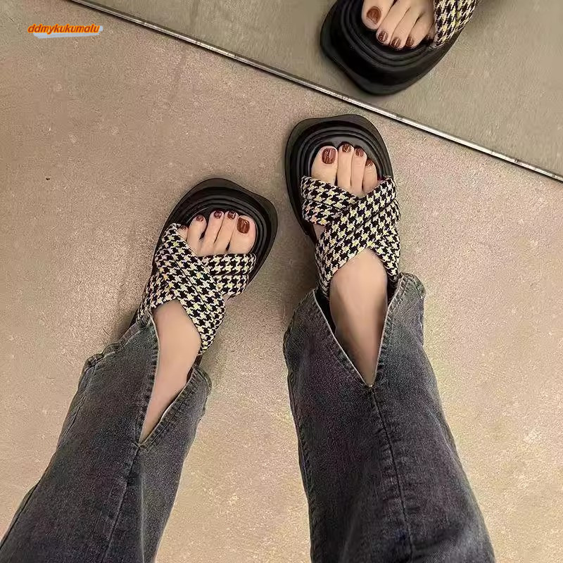 Thick soled sandals for women's summer outdoor wear, 2025 new European style with sponge cake sole and half drag design providing a poop like bea