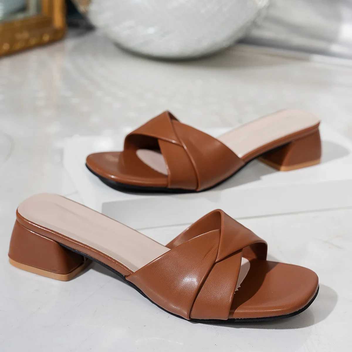Summer 2025 new Fi open sole solid color leather surface Versatile candy color large slider square sole temperature Y250306