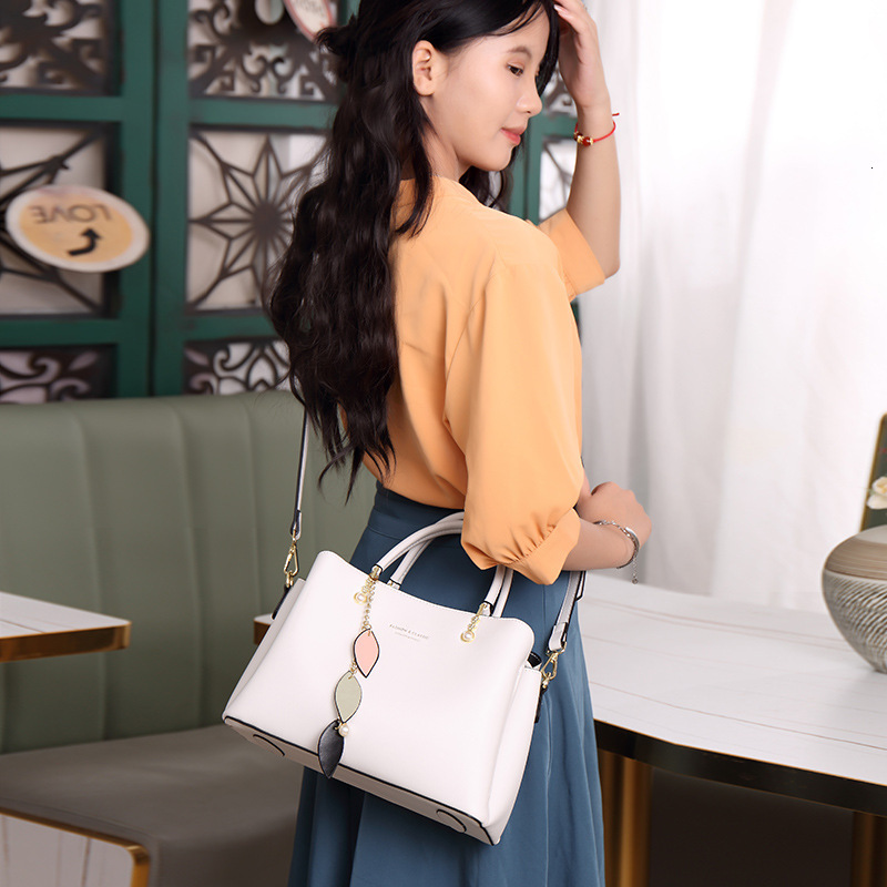 2025 New Women's Lightweight One Shoulder Cross Arm Handheld Commuter Luxury Designer Leather Handbag