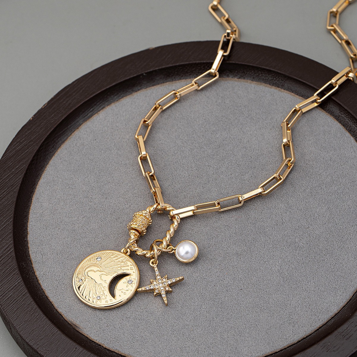2025 New Fashion Retro Personality Moon Pendant Necklace Female Designer Jewelry