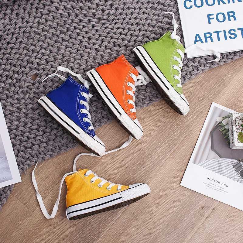 Solid color trendy childrens canvas shoes boys and girls board shoes fashionable and breathable childrens shoes softT250306