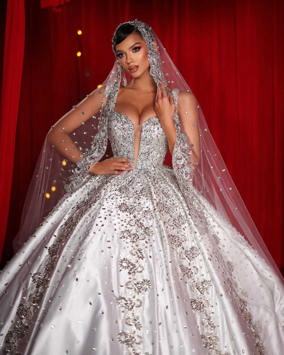 Illusion A Line Women Wedding Dress Sweetheart Neck Sleeveless Bridal Gowns Sequins Crystal Sweep Train Dress Custom Made