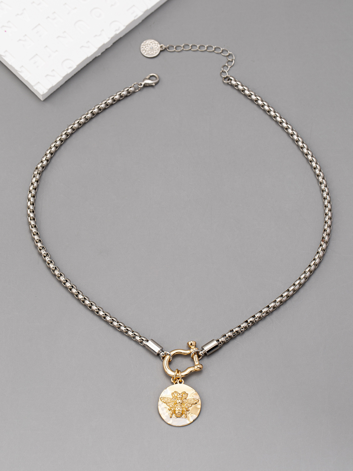 Fashion Personality Retro Little Bee Pendant Chain Senior Temperament Cold Wind Necklace Woman